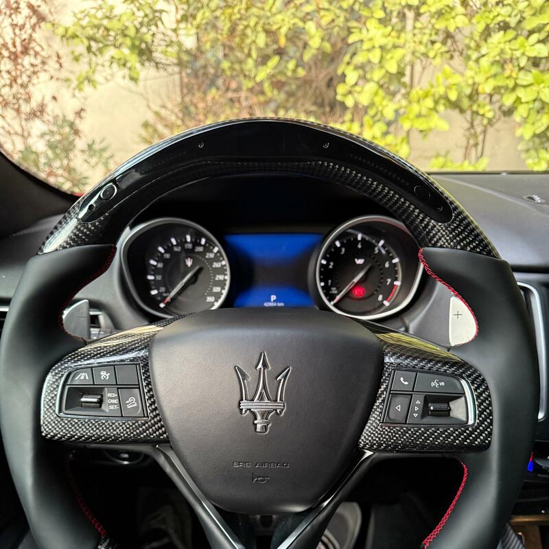 Volante con indicadores deportivos Maserati Levante Trofeo